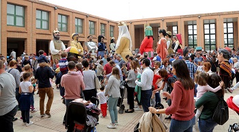 Miles de personas disfrutan al son de la Comparsa de los Gigantes y Cabezudos, en Feria de Zaragoza 