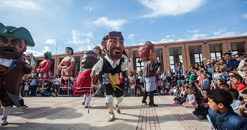 Los cabezudos llenan de color el ecuador de Feria General 2018