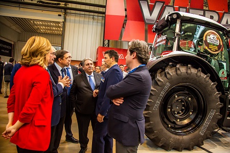 El ministro de Agricultura, Luis Planas, visita FIMA y anuncia un Plan Renove de Maquinaria dotado con 8 millones de euros